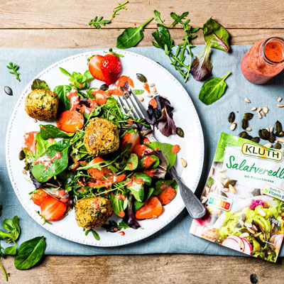 Bild Wildkräuter-Salat mit Quinoa-Feta-Bällchen und Erdbeer-Vinaigrette